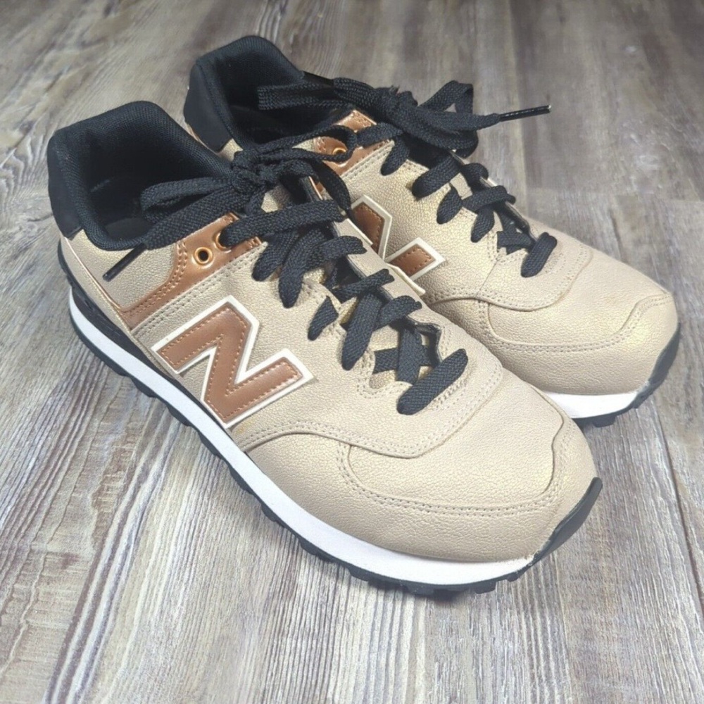 New Balance women’s 7.5 Tan Sneakers